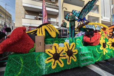Loule, Portekiz - 25 Şubat 2020: Bir Şubat günü Loule şehrinin geleneksel karnaval geçidinde halkın önünde geçit töreni