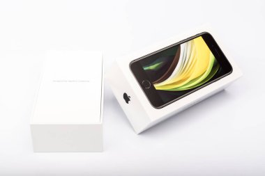 Paris, Fransa - 14 Mayıs 2020: Yeni siyah iPhone SE 2020 'nin çok uluslu Apple şirketinden ambalajı