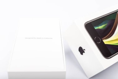 Paris, Fransa - 14 Mayıs 2020: Yeni siyah iPhone SE 2020 'nin çok uluslu Apple şirketinden ambalajı