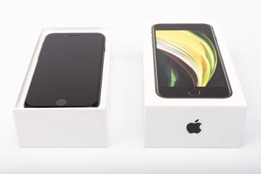 Paris, Fransa - 14 Mayıs 2020: Yeni siyah iPhone SE 2020 'nin çok uluslu Apple şirketinden ambalajı