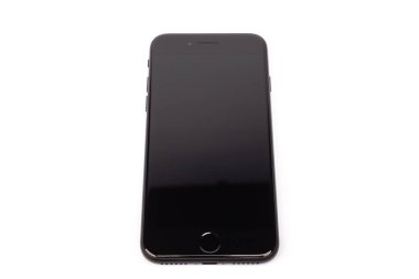 Paris, Fransa - 14 Mayıs 2020: Yeni siyah iPhone SE 2020 'nin tasarımı çok uluslu firma Apple' ın beyaz arka planda vizyona girdiği günlerde