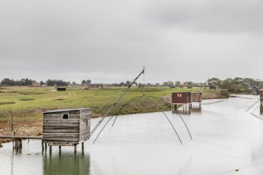 Carrelet de Peche, Vendee, Charente-Maritime sahillerindeki amblemli balıkçı kulübesi La Gironde, La Charente, La Loire ya da Marais Poitevin 'de.