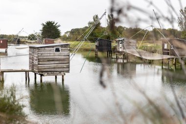 Carrelet de Peche, Vendee, Charente-Maritime sahillerindeki amblemli balıkçı kulübesi La Gironde, La Charente, La Loire ya da Marais Poitevin 'de.