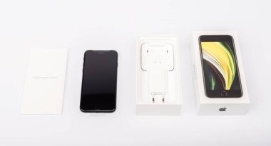 Paris, Fransa - 14 Mayıs 2020: Yeni siyah iPhone SE 2020 'nin çok uluslu Apple şirketinden ambalajı