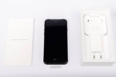 Paris, Fransa - 14 Mayıs 2020: Yeni siyah iPhone SE 2020 'nin çok uluslu Apple şirketinden ambalajı