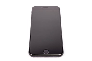 Paris, Fransa - 14 Mayıs 2020: Yeni siyah iPhone SE 2020 'nin tasarımı çok uluslu firma Apple' ın beyaz arka planda vizyona girdiği günlerde