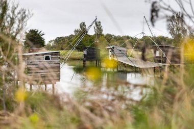 Carrelet de Peche, Vendee, Charente-Maritime sahillerindeki amblemli balıkçı kulübesi La Gironde, La Charente, La Loire ya da Marais Poitevin 'de.