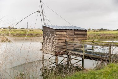 Carrelet de Peche, Vendee, Charente-Maritime sahillerindeki amblemli balıkçı kulübesi La Gironde, La Charente, La Loire ya da Marais Poitevin 'de.
