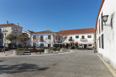 Esposende, Portekiz - 21 Şubat 2020: Bir kış günü tarihi şehir merkezinde bar ve restoranların önündeki sokak atmosferi ve mimari