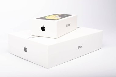 Paris, Fransa - 14 Mayıs 2020: Yeni siyah iPhone SE 2020 'nin ambalajı ve çok uluslu Apple şirketinin iPad' i beyaz arka planda yayınlandığı günlerde