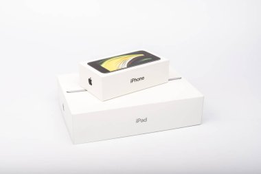 Paris, Fransa - 14 Mayıs 2020: Yeni siyah iPhone SE 2020 'nin ambalajı ve çok uluslu Apple şirketinin iPad' i beyaz arka planda yayınlandığı günlerde