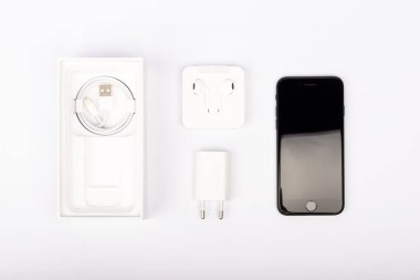 Paris, Fransa - 14 Mayıs 2020: Yeni siyah iPhone SE 2020 'nin çok uluslu Apple şirketinden ambalajı