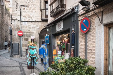 Toledo, İspanya - 27 Nisan 2018: Bir bahar günü tarihi şehir merkezinde küçük bir giyim mağazasının sergisi