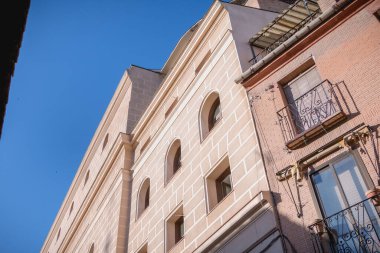 Toledo, İspanya - 27 Nisan 2018: Bir bahar günü tarihi şehir merkezinde tipik bir apartman binasının mimarisi