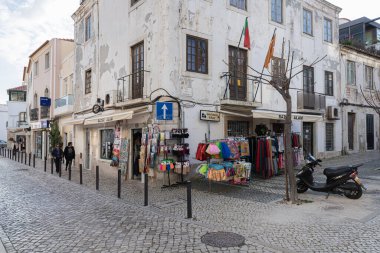 Sesimbra, Portekiz - 20 Şubat 2020: İnsanların kış günü yürüdüğü deniz kıyısındaki Susimbra şehir merkezinin görüntüsü