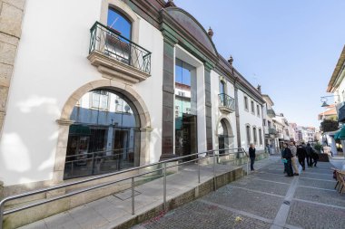 Esposende, Portekiz - 21 Şubat 2020: bir kış günü belediye binasının mimari ayrıntıları ve sokak ortamı