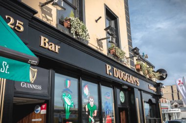Dublin, İrlanda - 13 Şubat 2019: Bir kış günü şehir merkezinde bir barın cephesi