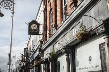 Dublin, İrlanda - 13 Şubat 2019: Bir kış günü şehir merkezinde bir barın cephesi
