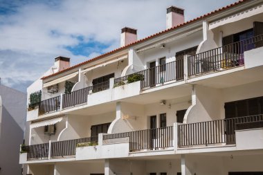 Vilamoura, Portekiz - 2 Mayıs 2018: Baharda tipik bir Algarve yüzme havuzu olan turist kiralama binası