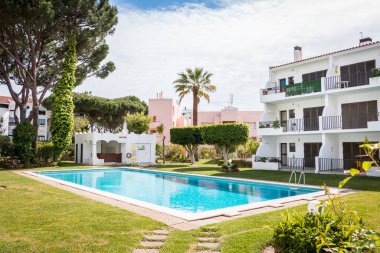 Vilamoura, Portekiz - 2 Mayıs 2018: Baharda tipik bir Algarve yüzme havuzu olan turist kiralama binası