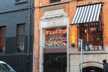 Dublin, İrlanda - 16 Şubat 2019: Bir kış günü şehir merkezinde Dollard & Co mağaza ve restoran cephesi
