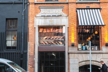 Dublin, İrlanda - 16 Şubat 2019: Bir kış günü şehir merkezinde Dollard & Co mağaza ve restoran cephesi