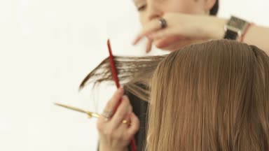 Makas Kuaför salon ile Kuaför kesim erkek saç. Kuaförler Berber Güzellik salonları makasla kadın saç kesimi yapmak yukarıya kapatmak.