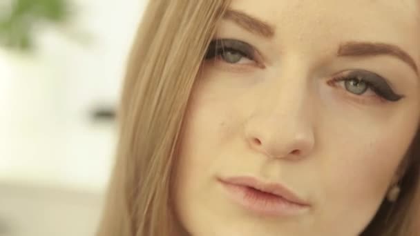 Porträt schöne Frau mit perfekt geschminkten Augen. Gesicht blonde Frau aus nächster Nähe. — Stockvideo