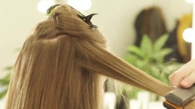 Bayan Kuaför Saç maşa ve tarak saç güzellik salonunda düzleştirme için kullanma. Kuaförü Kuaför salon saç şekillendirme sırasında kadın saç düzleştirme yukarıya kapatmak.