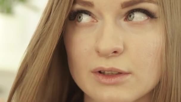 Close up viso giovane donna durante l'acconciatura in salone di bellezza. Ritratto bella donna . — Video Stock