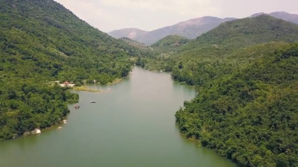 Prachtige rivier met stenen onder groene bergen bedekt tropisch woud. Natuurlijke landschap rivier en groene hooggebergte van drone vliegen. — Stockvideo