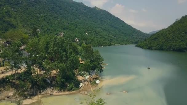 Hava manzara nehir ve yeşil dağlar. Güzel doğa yeşil tepeler ve göl arasında. Görünüm yeşil dağ Gölü ve sandy shore suda dron. — Stok video