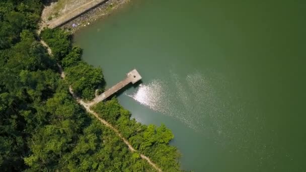 Brygga för båt parkering i gröna sjön Flygfoto. Ovanifrån grönt vatten och piren för båtarna. Solen reflekteras i flodvatten. — Stockvideo