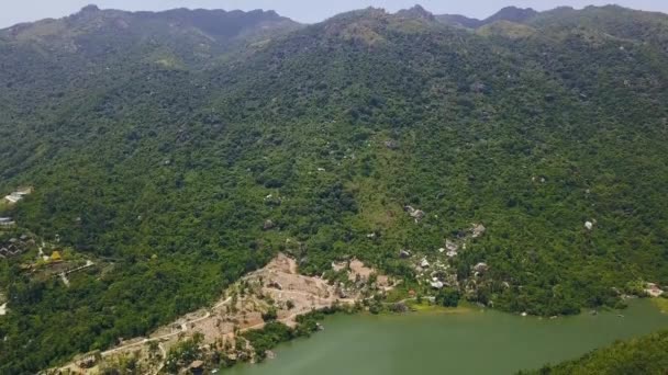녹색 산 열 대 숲과 호수 공중 보기 적용. 무인 항공기 비행에서 높은 산과 호수 해안선 보기. — 비디오