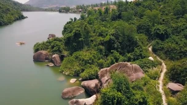 Vue aérienne sentier à pied montagne et beau lac avec eau verte Lac de montagne et rivage pierreux couvert forêt tropicale vue sur drone . — Video