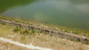 Yeşil dağların güzel gölde tropikal orman hava görüntüleri kaplı. Doğal manzara nehir ve uçak uçan üzerinden yüksek yeşil dağ.