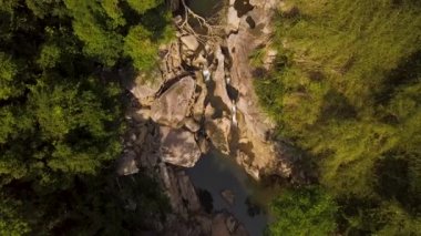 Rocky river ve yeşil orman hava görüntüleri üzerinde su akışı. Mountain river View uçak uçan üzerinden temiz su.