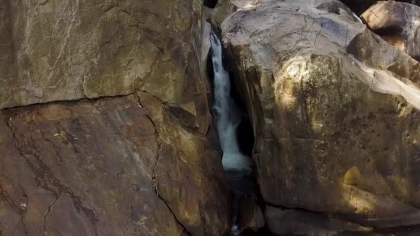Şelale ve nehir havadan görünümü içinde büyük taşlar. Dağ nehir şelale çağlayan dron görünümünde akışı. — Stok video
