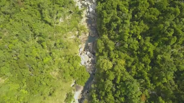 Paisagem aérea rio de montanha com grandes pedregulhos e verde. Rio rochoso e floresta tropical em montanha na reserva natural. Wilan natureza drone vista . — Vídeo de Stock