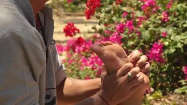 Erkek masör kadın açık ayak masajı yapıyor. Adam profesyonel masör vücut terapisi için Tay masajı yapıyor kapatın.