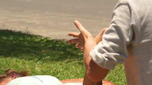 Uomo massagiste facendo massaggio ai piedi tailandese all'aperto. Massaggiatore tailandese che fa il massaggio di yoga di stiramento di piede femminile. Recupero spirituale e fisico . — Video Stock