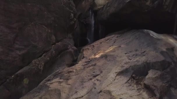 Cachoeira rochosa na paisagem aérea do rio da montanha. Fluxo de água do rio na cachoeira da montanha na floresta selvagem. Drone vista pedras grandes e rochas e riacho de rio de montanha . — Vídeo de Stock
