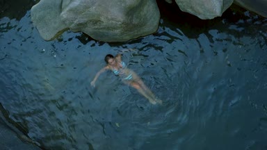 Çekici kadın açık nehir su hava çekimleri de rahatlatıcı. Genç kadın Nehri dron profili yüzme. Sakin ol ve su sıcak gün ferahlatıcı tadını çıkarın.