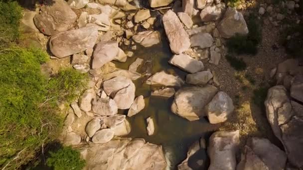 Paisagem aérea rio rochoso e floresta verde na montanha. Bela vista do rio de montanha drone voador com grandes pedregulhos Natureza selvagem de cima . — Vídeo de Stock