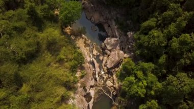 Rocky river manzara dağ hava görünümünde. Dağ nehir büyük taşlar ve yeşil orman üzerinde casus uçak uçan hava çekim.