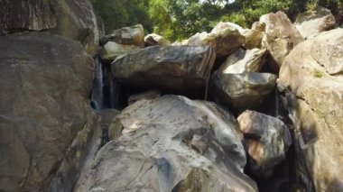 Kayalık şelale rainforest hava görünümünde. Dağ nehir ve büyük taş şelale üzerinde arka plan yeşil orman içinde. Vahşi doğa manzara.