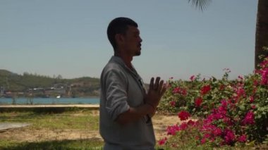 Adam dua poz deniz plaj üzerinde meditasyon. Portre adam pratik yoga asana kapatın. Yoga, meditasyon ve pratik açık. Uyum kavramı.