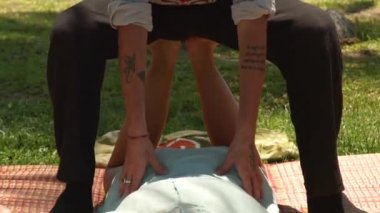 Tay massagiste kadın açık vücut masajı yapıyor. Profesyonel akupunktur Masaj tedavi ve cesedi şifa için. Kavramı, dinlenme ve rehabilitasyon.