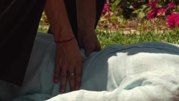 Hombre masajista haciendo masaje de espalda en estilo tailandés a mujer al aire libre. Masaje de acupuntura tailandesa para relajar el cuerpo. Concepto de medicina alternativa y tradicional . — Vídeos de Stock