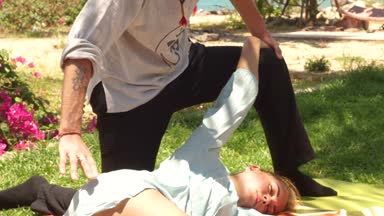 Tedavi ve rehabilitasyon beden ve ruh sağlığı için Acupressure Masaj yaptırdığım bir kadın. Tay masajı açık profesyonel. Geleneksel Doğu Tıp.